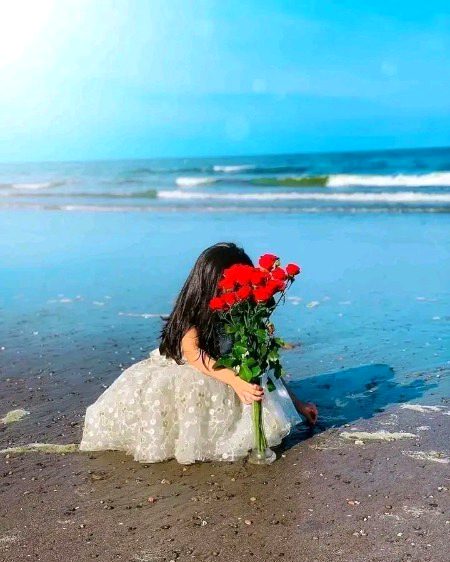 اگلے جنم۔۔
اس دور سے پہلے
خود کو کند ذہن ثابت کریں گے
بلی پالیں گے پھول اگائیں گے
پتنگیں اڑائیں گے مطمئن رہیں گے 
🖤