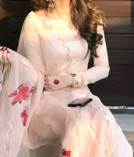 قدر کرنا سیکھیں جن حوروں کی آپکو طلب ہے 
بنت حوا انکی سردار ہے 🤍✨