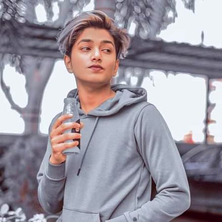 مجھے اُلفت تجھی سے ھے ورنہ
لوگ تجھ سے بھی خوبصورت ہیں-" 🔥💯
❤ ✌ "