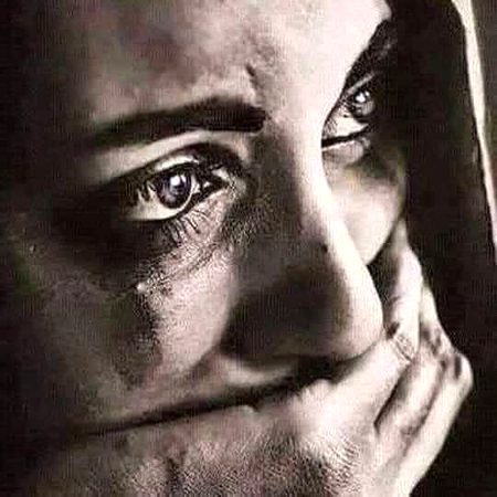 کچھ اذیتیں ہمیں خاموشی سے سہنی ہوتی ہیں
کُچھ اذیتوں کی وضاحت الفاظ نہیں کر سکتے🖤