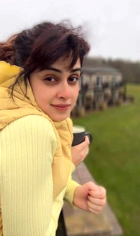 اِک خُوابِ حِنا بار سے آنکـھیں ہیں گُلابــی.
اِکــ دردِ دِل آویــز نگــــھبَان ہے میرا.
لازم ہے کہ ہـر شام ہتھیلی پہ رکـھوں دِل.
وہ شَخـص نا آ کر بھی تو مہمان ہے میرا💔Unzii🥀