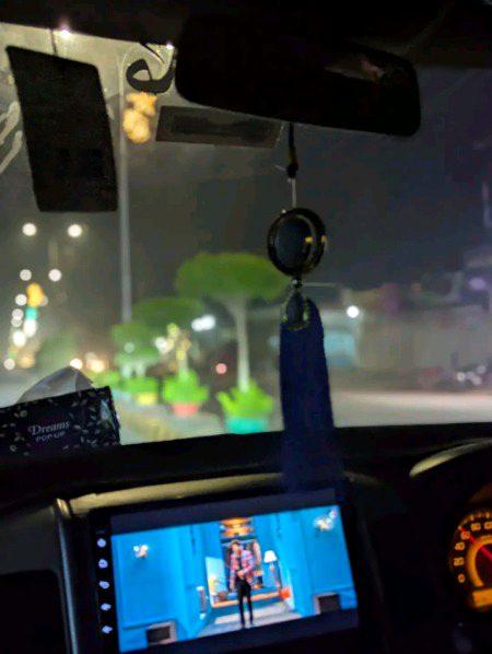 وہ بھی آنگن میں کہیں بیٹھ کر روتی ہوگی
میں بھی اب دیر سے گھر جاتا ہوں