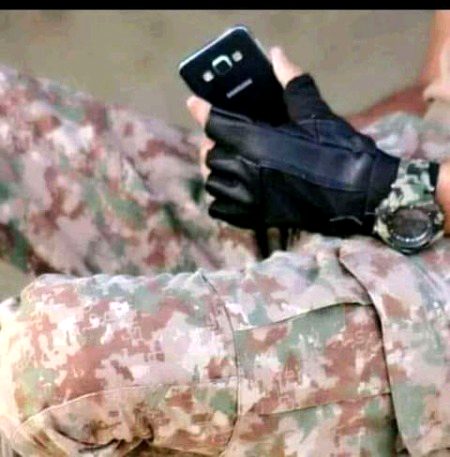 Hasrat hai sirf tumhe pane ki, aur koi khawahish nahi is Dewane ki, shikwa mujhe tumse nahi khuda se hai, kya zarurat thi tumhe itna khuubsurat banane ki..?Khushbu ki tarah meri har sans main, Pyar apna basane ka wada karo, Rang jitne tumhari mohabbat ke hain, Mere dil me sajane ka wada karo.