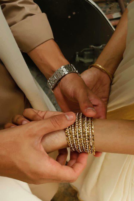 میں اُس سے عمر میں دو چار سال چھوٹا تھا 
وہ مجھ سے بار بار کہتی تھی مار کھاؤ گے۔🖤JaNmmm🌸