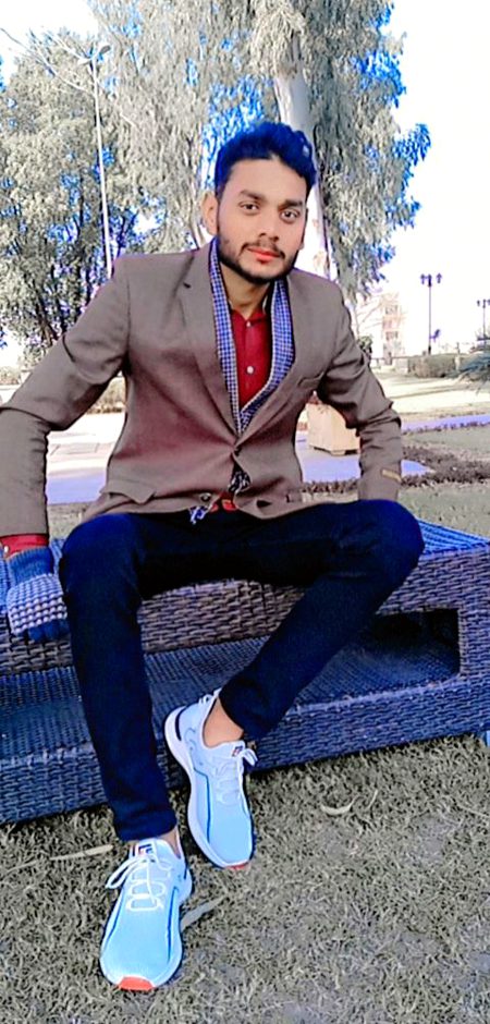 خول چہروں پہ چڑھانے نہیں آتے ہم کو
گاؤں کے لوگ ہیں ہم شہر میں کم آتے ہیں