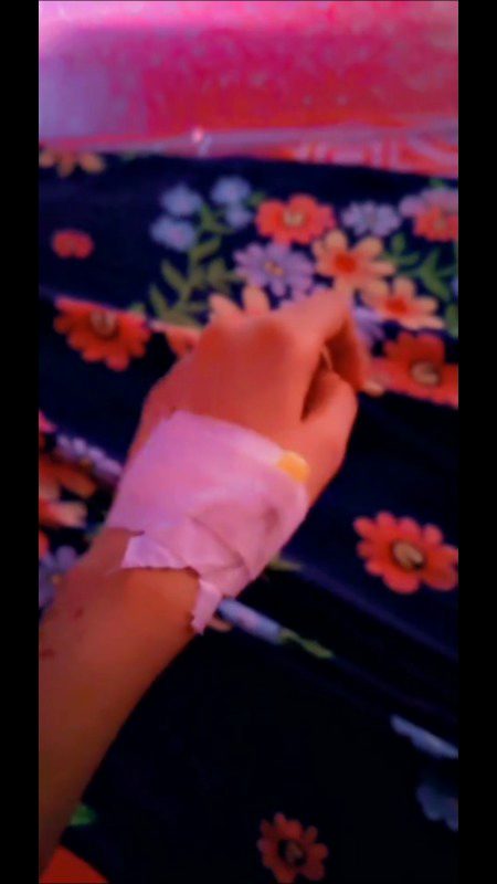 مہندی لگانے کی عمر میں 
ہائے 
ہاتھ ڈرپس کے نشانوں سے بھرے پڑے ہیں