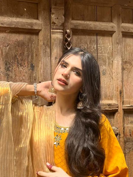 مرے وجود کے خوشبو نگار صحرا میں
وہ مل گئے ہیں تو مل کر بچھڑ بھی سکتے ہیں🔥 Mahii 💔