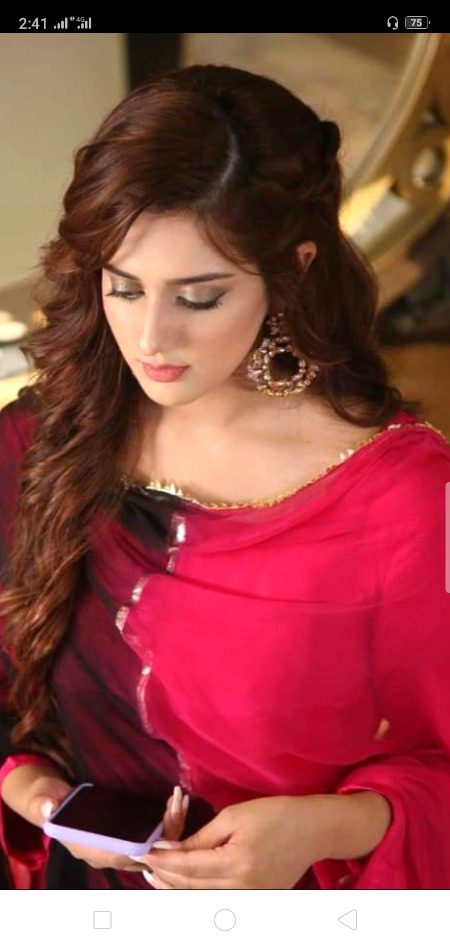 محبت پھول ہوتی ہے، کہو تو
پھول بن جاؤں.
تمہاری زندگی کا اِک حسیں.
اصول بن جاؤں
سُنا ہے ریت پہ چل کے تم اکثر
مہک جاتے ہو.
کہو تو اب کے بار میں زمیں کی🥰
دھول بن جاؤں
بہت نایاب ہوتے ہیں جنہیں تم
اپنا کہتے ہو.
اجازت دو کہ میں بھی اس قدر.
انمول بن جاؤں🔥 Mahii 💔