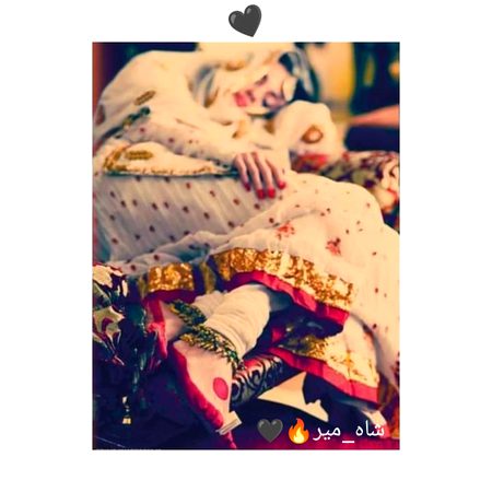 مرد کی مُحبت اگر دیکھنی ہے...!!
تو اُس کی سب سے بہترین مِثال یہ ہے...!!
کہ وہ ایک طوائف سے مُحبت کر کے بھی اُسے دنیا بھر کی پاک ترین عورت سمجھتا ہے...🙂🖤
"شاہ_میر"🔥🖤