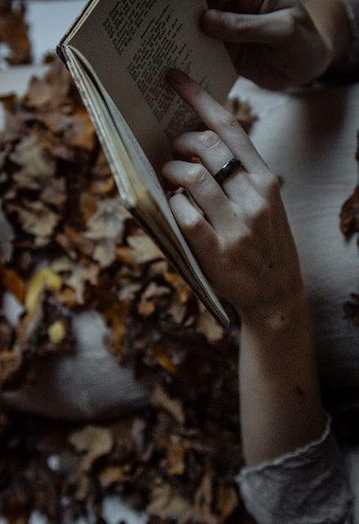 *پھر دسمبر میں کھلی*
*گزرے دسمبر کی کتاب*
*دل کے آنگن میں کھلا*
*پھر تیرے چہرے کا غلاف*