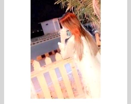 مجھے بہت پسند ہے۔۔
سردی کی پہلی دستک سرسراتی ٹھنڈی ہوائیں۔
اداسی میں ڈوبی شامیں۔پتوں کا گرنا ۔۔۔؟
سورج کی آخری جھلک پانی کی لہروں کی آواز
اور
رات کی تاریکی میں بادلوں میں چھپا چاند🔥