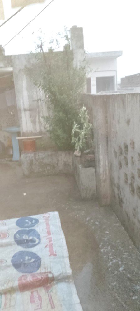 Ye dekho kitni pyari barish ho rahi hai idhr.
