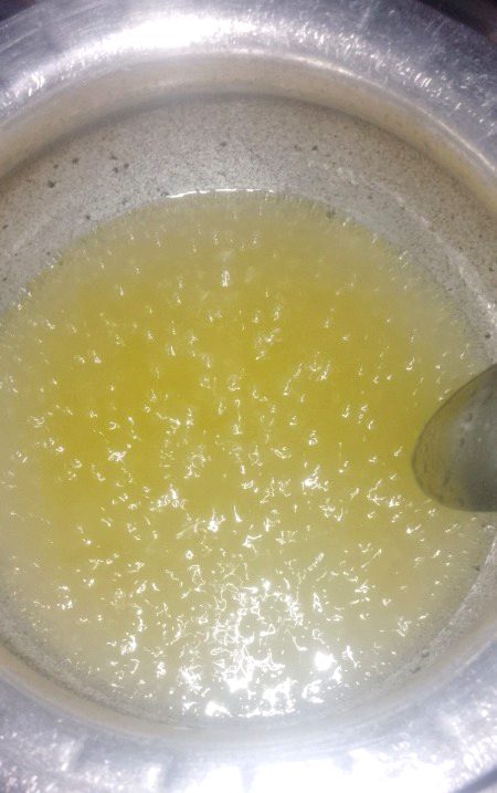مکھن سے اصلی دیسی گھی بنا رہا ہوں میں اس وقت۔
🙂