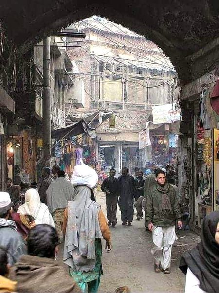 اُس پیڑ سے پنچھی روٹھ گئے،
 اُس کا مُرجھانا اچھا تھا۔
راوی یہ روایت کرتا ھے
  لاہور پُرانا اچھا تھا ❤