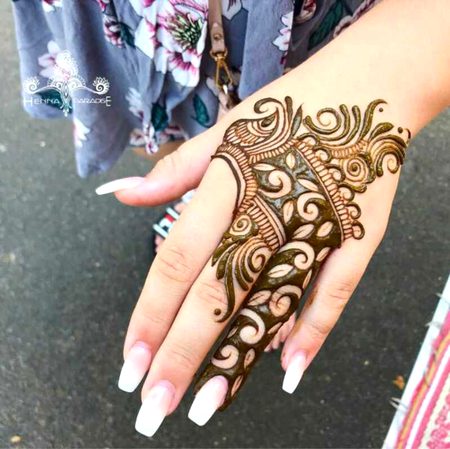 Finger mehndi design