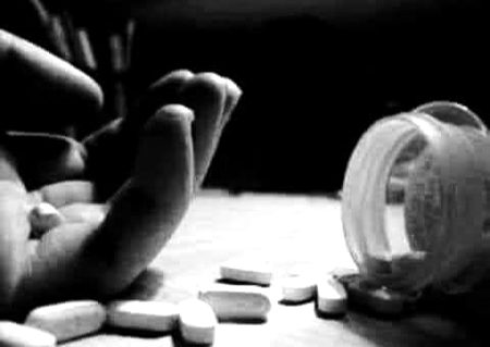 اور پھر____ہم اپنی روحوں کے درد کو
 دوائیوں سے ختم کرتے کرتے خود ختم ہو جاتے ہیں۔۔!!
