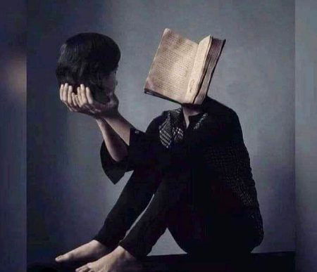 دیکھو مجھے اب میری جگہ سے نہ ہلانا
پھر تم مجھے ترتیب سے رکھ کر نہیں جاتے💔