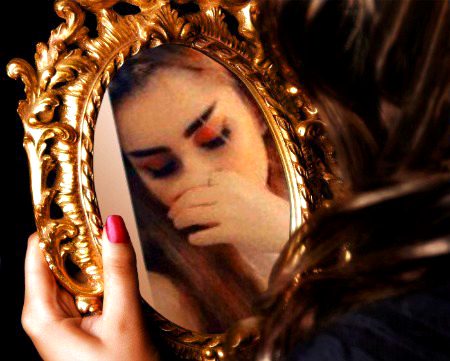 اپنا ہی عکس آج دُھندلا لگا مجھے
میں اُداس ہوں یا میرا آئینہ اُداس ہے
🔥