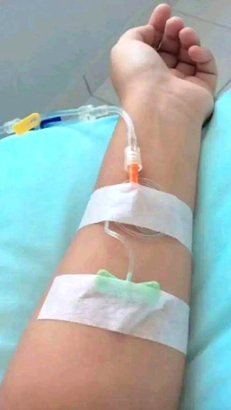 اس کے گلے میں ہار تھا
میری رگوں سے نکلے خون کا۔۔۔۔۔!!