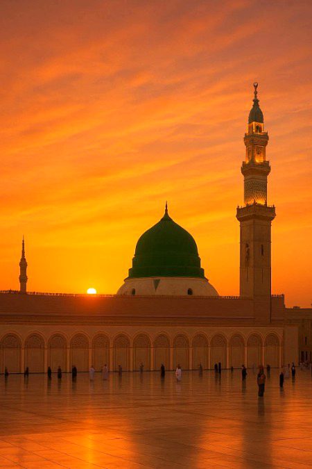 اُن ﷺ کا دامن ہے ہمارے لیے دارالامان
جن پہ قربان ہو جائے دل و جاں، وہی ہیں جانِ جہان۔
رحمتوں کا دریا ہے اُن ﷺ کا نام
ہم گناہگاروں کے لیے وہی ہیں سامانِ امان