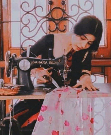 یار وہ دل کے ٹانکے ادھیڑنے والی
سنا ہے گاؤں میں درزن کا کام کرتی ہے