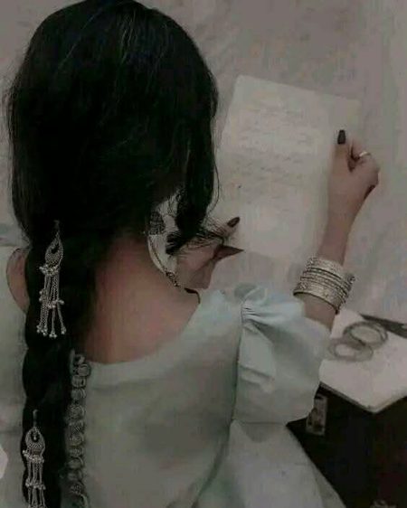 ممکن ہے کہ کھا جائے یہ ہجرت اسے کہنا.
ہم جھیل رہے ہیں تری قلت اُسے کہنا.
ہاتھوں کی لکیروں میں ترا نام نہیں ھے
اور بڑھتی چلی جاتی هے چاہت اسے کہنا.
اک بار پلٹ آئے سینے سے لگا لے
اب سانسوں میں ہونے لگی دقت اسے کہنا.
کسی شخص کے جانے سے کوئی مر نہیں جاتا
ہاں لہجوں میں آجاتی هے شدت اسے کہنا💔Unzii🥀