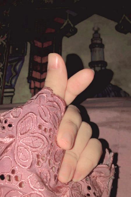 "ہر وہ شخص جو دل کو اچھا لگے،زندگی میں ٹھہرنے کے لیے نہیں آتا"🖤✨