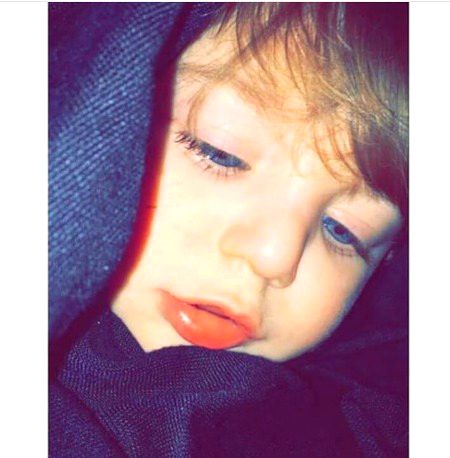 جب میں نے خود کو زخمی کرلیا تھا، یا اگر میں نے اپنا سر ٹکرایا، جب میں ڈرتا تھا..
اندھیرا، یا وہ چیز جو میرے بستر کے نیچے ہے، جب میں رات کو روتا تھا، یا دن میں بھی، تم سب کچھ ٹھیک کرنے کے لیے میرے لیے موجود تھے۔ مجھے حوصلہ دینے کے لیے اور مجھے میرے تمام لطیفوں پر ہنسایا۔ تم نے مجھے بڑی امیدوں پر یقین کرنا سکھایا جو کہ آج بھی بہت اہمیت رکھتا ہے میرے لیے 🖤🥀