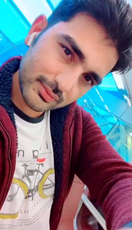 اتنا کسی کو مت چاہو کے وہ خد پے غرور کرنے لگے❤️
_