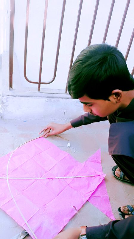 I wonder that my cosin can make a kite himself..... It's awesome...😍