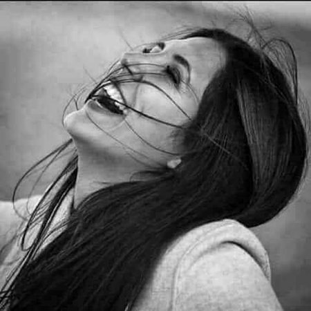 بہت سے لوگوں میں قہقہوں کو بکھیرا میں نے🥀
سو جانتی ہوں کہ مجھ کو روئیں گے لوگ کتنا🔥 Mahii 💔