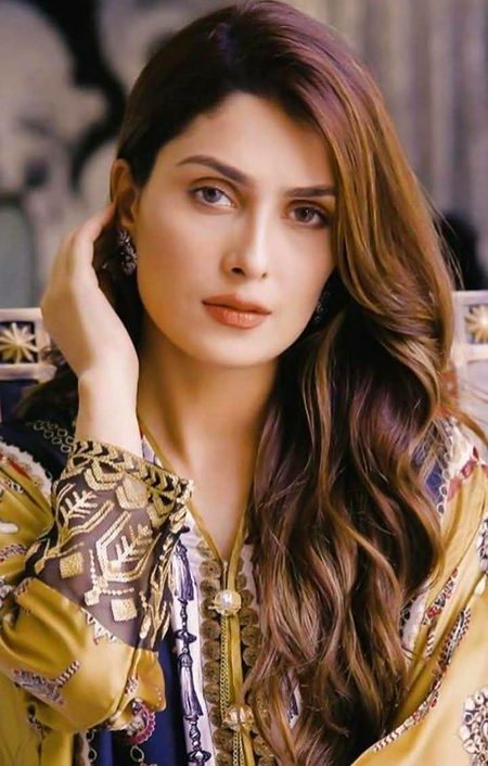 کاسے میں محبت مجھے درکار نہیں ہے۔..
دل بھیک میں کچھ لینے کو تیار نہیں ہے۔.
کچھ وہ بھی پشیمان نہیں اپنے کیـے پر.
کچھ دل بھی رعایت کا طلبگار نہیں ہے۔💔Unzii🥀