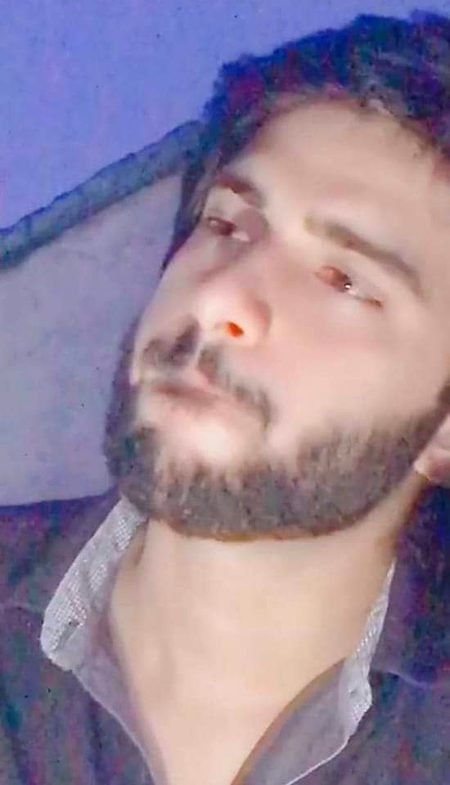 پانی سے بھری آنکھیں لئے مجھے گھورتا ہی رہا
وہ آئینے میں کھڑا شخص پریشان بہت تھا۔۔۔۔۔شاہ