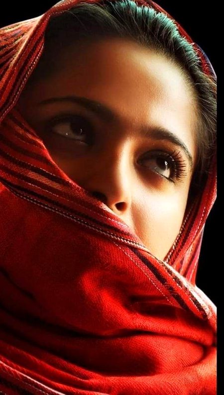 ان کے لفظوں کے کرامت بتاؤں صاحب🥀
دل پہ لگتے ہیں تو آنکھوں سے نکل آتے ہیں🔥 Mahii 💔