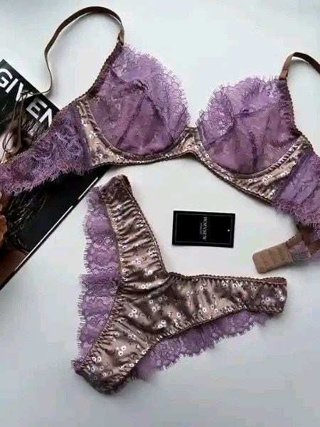 Ye un k lye bht hi zabrdst design ha 
Jo bra ko use ni krti 
Bht hi comfy ha