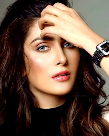 mUhabbt jUb sakUn Zindagi brbaad krti Hai!!!!
Toh lUbb khaMoOsh rEhtyY Hain nZr Faryaad krti Hai!!!🔥🔥