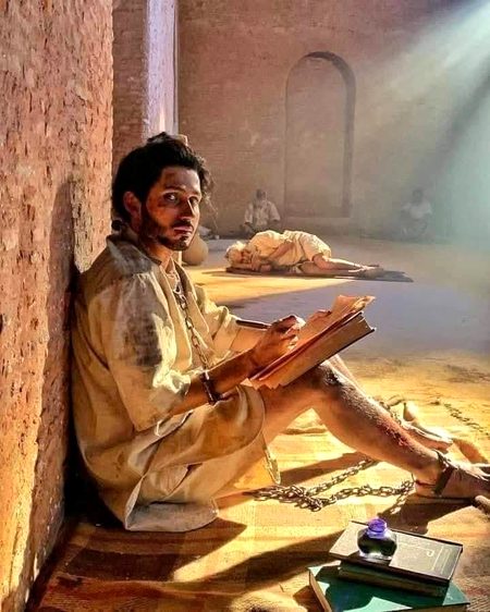 میرے سینے میں ابلتا ہوا خوں زندہ ہے..
پر یہ دنیا ہے جگرخور , بڑی ہندہ ہے۔.
زخم پر ذخم سہے پھر بھی دھڑکتا جائے.
دل درویش تو کس دیس کا باشندہ ہے۔💔Unzioi🥀