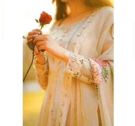 اسنے کبھی مجھے پھول تو نہیں دیا 
لیکن محبت مجھے پھول دینے والوں سے زیادہ کی ہے۔۔💕