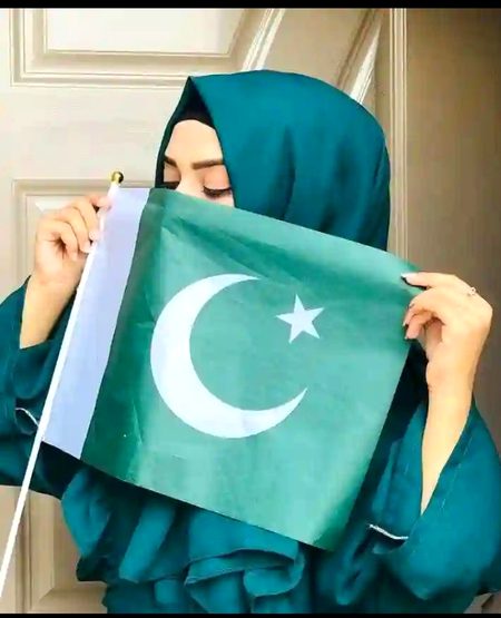 اختلاف سسٹم سے ہو سکتا ہے سسٹم چلانے والوں سے ہو سکتا ہے 
مگر یہ سبز حلالی پرچم ہماری پہچان ہے 
اور وطن سے محبت ہمارے ایمان کا حصہ ہے 🇵🇰