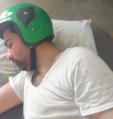 اصلی تھکاوٹ پتہ ہے کیا ہوتی ہے؟
کام سے فارغ ہونے کے بعد آپ ہیلمٹ بھی سر سے نا اتارو اور سو جاؤ اس بھائی کیطرح