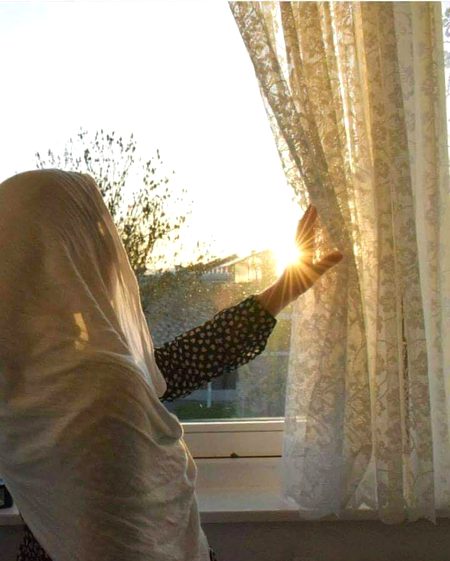 وہ اپنے گھر کے دریچوں سے جھانکتا کم ہے
تعلقات تو اب بھی ہیں ۔۔۔ رابطہ کم ہے
تم اس خاموش طبیعت پہ ۔۔۔ طنز مت کرنا
وہ سوچتا ہے بہت ۔۔۔۔ ۔اور بولتا کم ہے