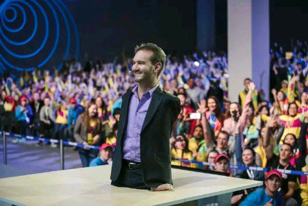 میں بہت دیر تک روتا رہا کیونکہ میرے جوتے پرانے ہیں، یہاں تک کہ میں نے ایک آدمی کو بغیر پاؤں کے دیکھا۔ 
 زین الدین زیدان