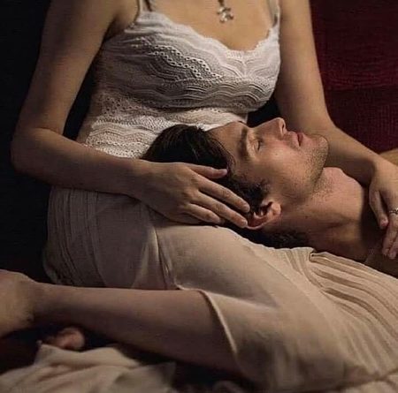 تم شاید کبھی بھی نا سمجھ سکو اس.. 
"محبت" کو جو مجھے تم سے ہے۔۔
 تمہاری ہر، ہر روپ
 سے ہے..
تم میری سانسوں کا تسلسل ہی نہیں میری 
زیست کا سکون بھی ہو۔۔💔Unzii🥀