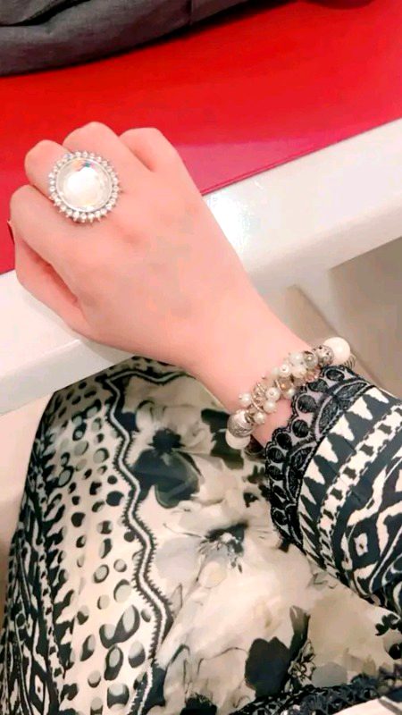 "   آپ کی رازداری دوسروں کے رحم کرنے سے کہیں زیادہ خوبصورت ہے۔۔  "