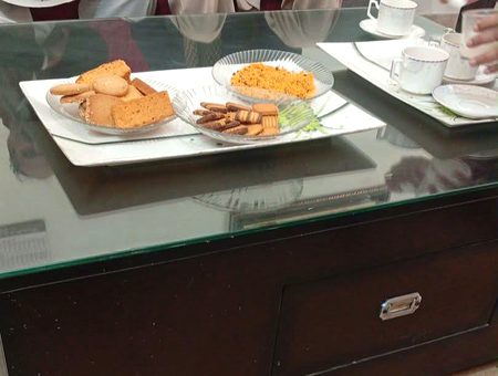 چل تجھے چائے پلاؤں" 🫴🏻
_کچھ باتیں ہمیشہ ناقابل برداشت ہوتی ہیں جیسے کے اپنے پسندیدہ خوابوں کی تدفین کرنا اپنے کردار پر باتیں سننا ، سر درد میں شور کو برداشت کرنا اور آنسوں کو چپ کر کے حلق میں اتار لینا