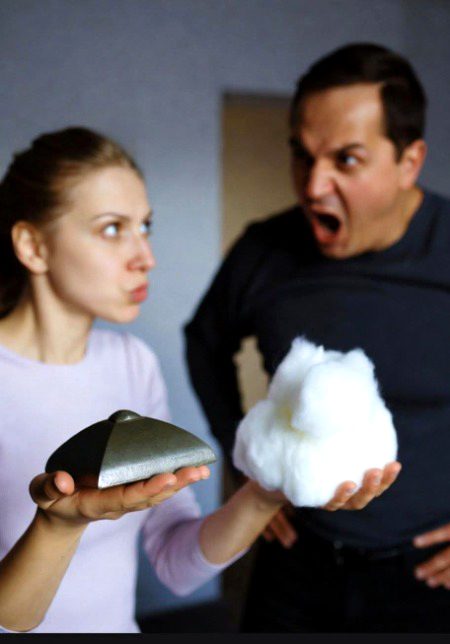 شوھر : بتاؤ ! ایک کلو "لوہا" بھاری ہے یا ایک کلو "کپاس"
بیوی:  لوہا بھاری ھے بس۔۔۔۔
شوھر  : ارے، جب دونوں چیزوں کا وزن ایک کلو ہے تو لوہا بھاری کیسے؟؟
بیوی : نہیں،، بس کہا نا۔۔لوہا ہی بھاری ہے۔
شوھر: ارے، ترازو کی ایک طرف ایک کلو لوہا رکھو اور دوسری طرف ایک کلو کپاس رکھو،  ترازو کے دونوں حصے یکساں ہوگے۔
بیوی :نہیں نہیں،کہا نا بس، لوہا ہی بھاری ہے۔۔
شوھر  : اوے۔۔ ھوئے، دونوں طرف کا وزن ایک جیسا ہے۔😡😡😠😠
بیوی : ٹھیک ھے، تم مجھے ایک کلو کپاس پھینک کر مارو اور میں تمہیں ایک کلو لوہا پھینک کر مارتی ہوں تب تمہیں سمجھ آۓ گا کہ کپاس اور لوہے میں کون سا بھاری ہے..