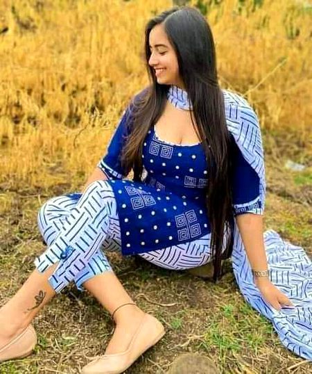 ناز سے کہتے ہیں وہ دیکھ کے سینے کا اُبھار 
چشم بُدور اُمنگوں پر ہے جوبن اپنا🔥🔥