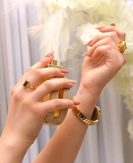 اس سے پہلے کہ میں تصویروں میں رہ جاؤں فقط، مجھ سے باتیں کرو دیکھو میں میسر...
ہوں ابھی۔
 -