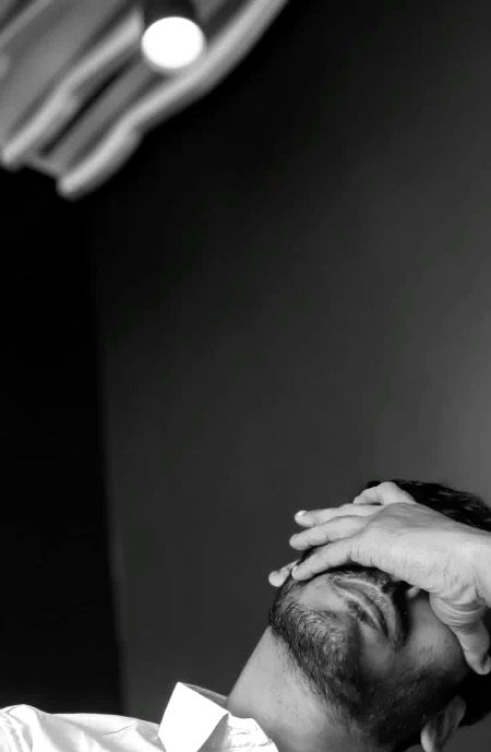 دھیمے لہجے کی وجہ 
دریافت نہ کرو یا سمجھو 
میں شائد کہنا بھول گیا ہوں
یا مجھے بحث و مباحثے 
میں دلچسپی نہیں رہی 
شائد اب میرے لیے  
فتح و شکست
ایک ہی بات ہوکر رہ گئی ہے
مجھے گفتار کی دعوت نہ دو 
یا ایسا مقام ڈھونڈو
جہاں پھول نہ ہو کوئی 
جہاں چاند دکھائی نہ دے !