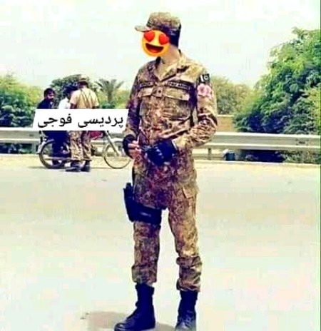 Chehre pe mere zulfo ko phailao kisi din,
Kyu roz sirf garajate ho, baras jao kisi din,
Khushbu ki tarah guzro mere dil ki gali se,
Phulon ki tarah mujpe bikhar jao kisi din.